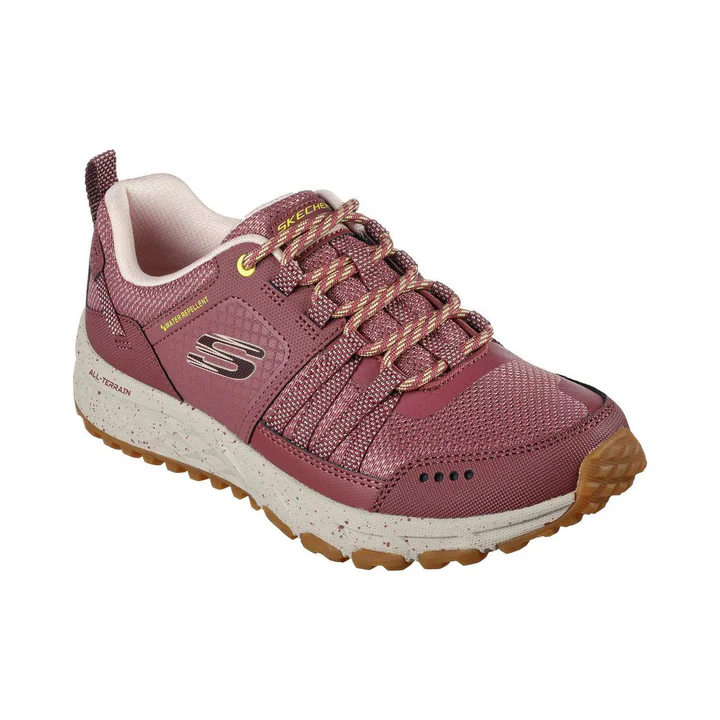 Chaussure de sport rose à lacets, dotée d'une semelle blanche et d'une semelle texturée marron pour une meilleure adhérence. La chaussure porte le logo de la marque sur le côté et un intérieur rembourré pour plus de confort. Elle est conçue pour la course à pied ou les activités de plein air.