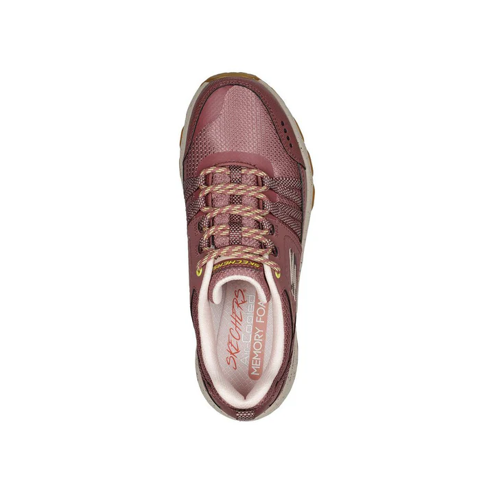 Vue de dessus d'une chaussure Skechers de couleur rouge bordeaux avec un design à lacets et un tissu en maille respirante. La semelle intérieure est dotée de mousse à mémoire de forme pour plus de confort. Le logo « Skechers » est visible sur la semelle intérieure en lettres rouges.