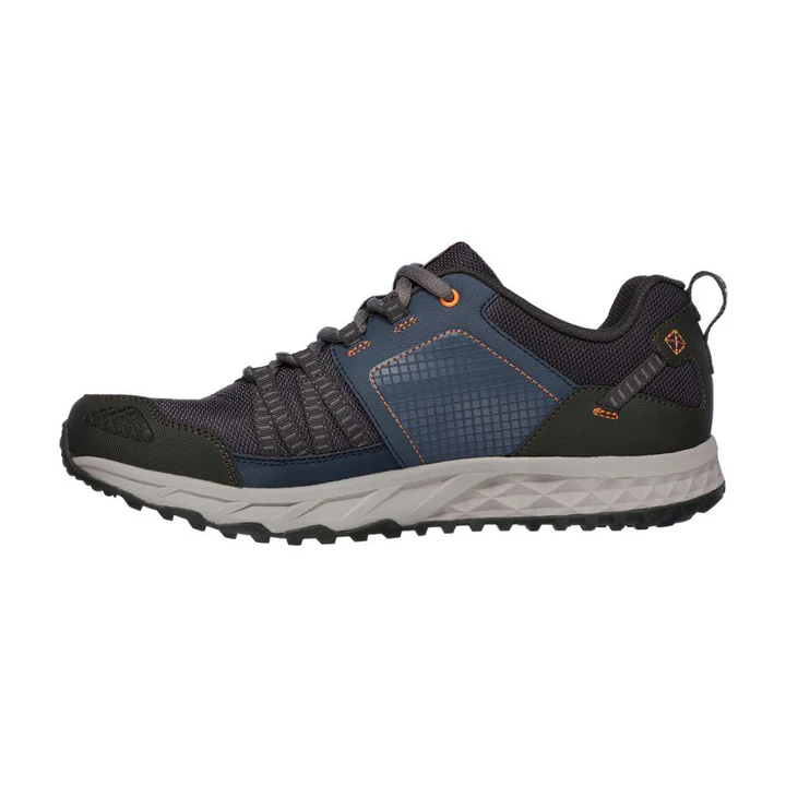 Une chaussure de randonnée simple aux couleurs vertes et noires, avec des accents orange. La chaussure est dotée d'une semelle robuste conçue pour les terrains extérieurs et d'une fermeture à lacets pour un ajustement sûr. Elle comprend des panneaux en tissu bleu sur les côtés et une boucle sur le talon.