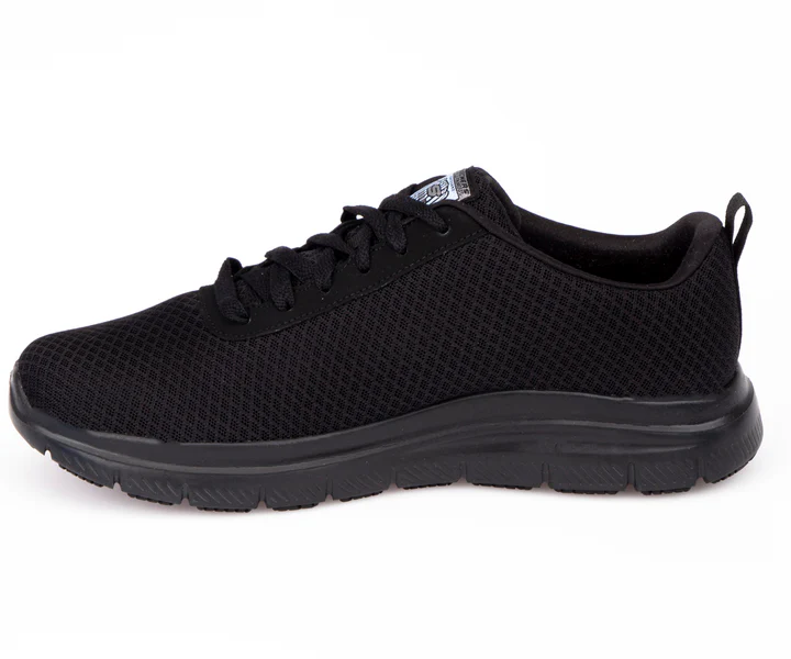 Une chaussure de sport noire avec une tige en mesh, des lacets noirs et une semelle coussinée, vue de côté. La chaussure est dotée d'une boucle au talon pour un enfilage facile.