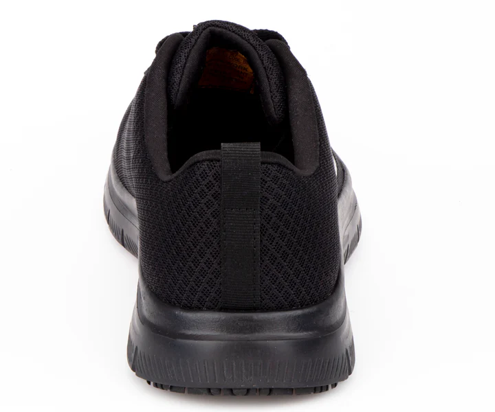 Vue arrière d'une chaussure de sport noire avec tige en mesh texturé et languette au talon. La semelle, épaisse et robuste, convient à une utilisation décontractée ou sportive. L'intérieur est également noir, préservant ainsi l'uniformité de la couleur.