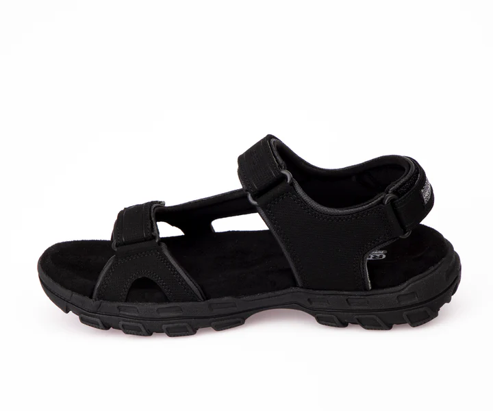 Sandale noire à bout ouvert avec brides réglables et semelle texturée. Son design sportif est doté de fermetures auto-agrippantes pour un maintien optimal.