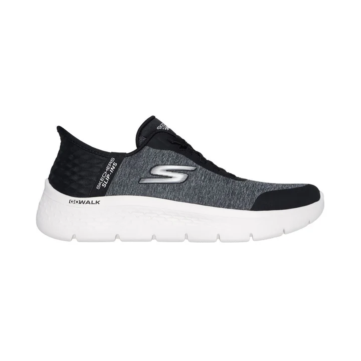 Vue latérale d'une chaussure de sport noire et grise avec une semelle blanche à semelle épaisse. La chaussure présente un design élégant avec le logo de la marque bien visible sur le côté. Le talon porte les mots « Go Walk » et « Skechers » imprimés, indiquant qu'il s'agit d'une chaussure de marche de Skechers.