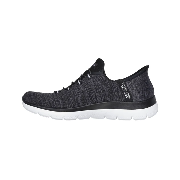 Une chaussure de sport noire avec une tige légère et texturée et une semelle blanche coussinée, ornée du logo « Skechers » sur le côté. Son design épuré et minimaliste convient aux tenues décontractées comme sportives.