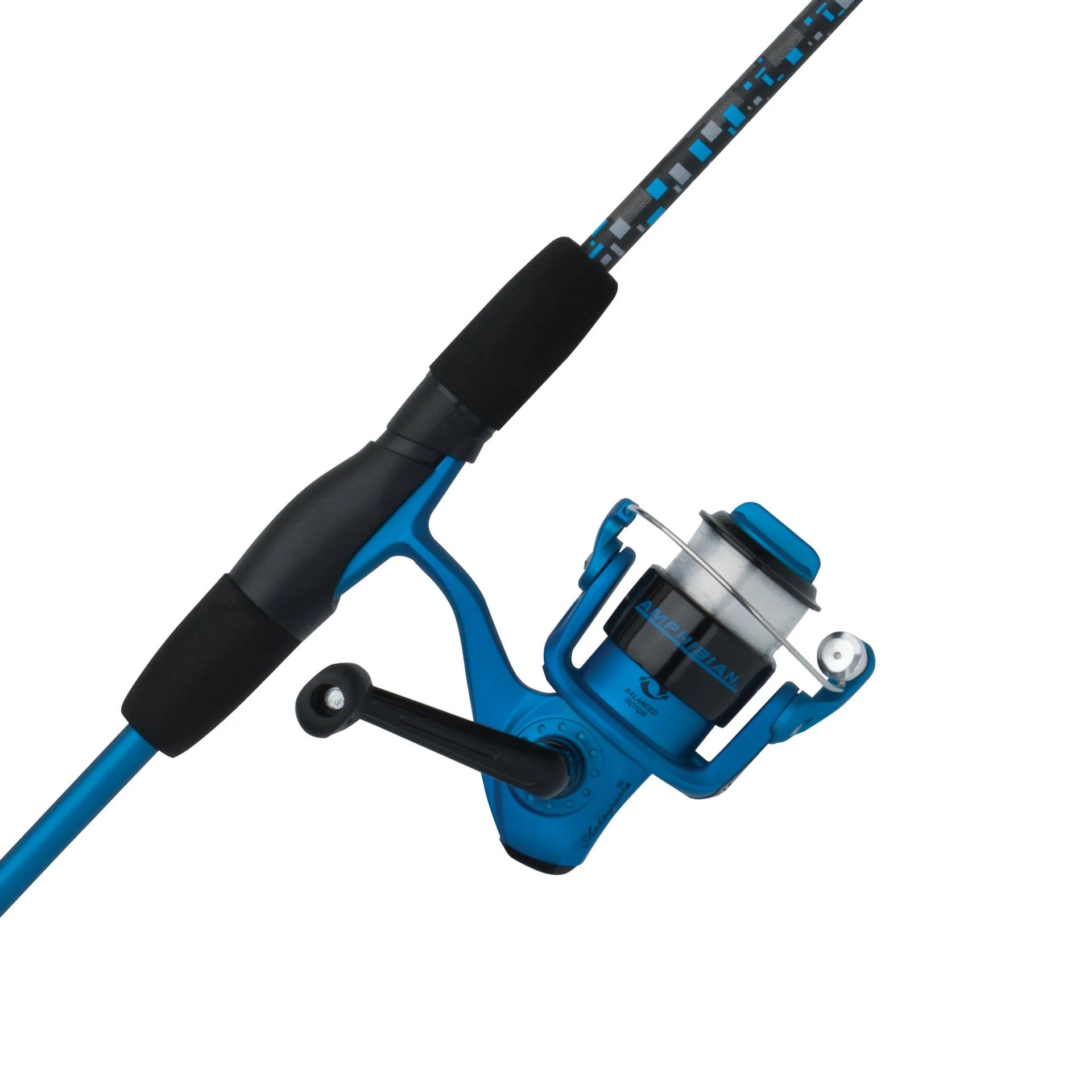 Gros plan sur une canne à pêche bleue et noire à laquelle est attaché un moulinet, avec des poignées rembourrées et une section de canne à pêche à motifs.