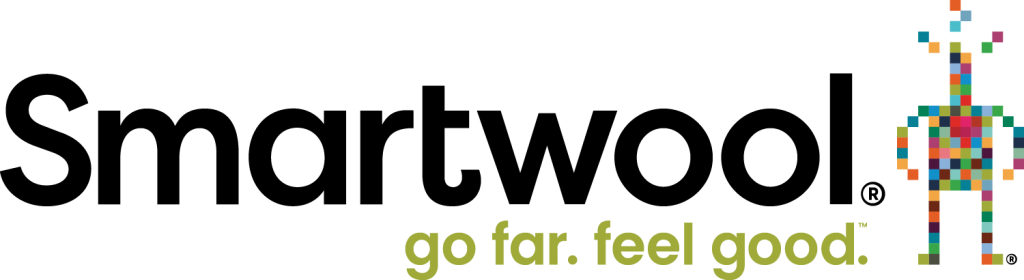 Logo Smartwool avec un texte noir en gras, une figure pixelisée colorée à droite et le slogan « allez loin. sentez-vous bien » en vert sous le logo principal.