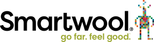 Logo Smartwool avec un texte noir en gras, une figure pixelisée colorée à droite et le slogan « allez loin. sentez-vous bien » en vert sous le logo principal.