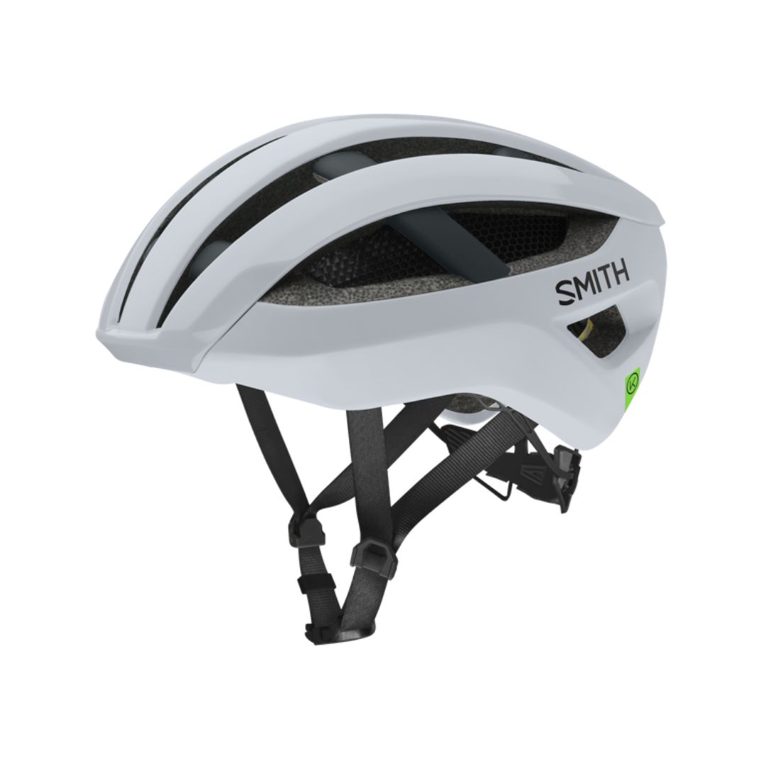 Casque de vélo blanc avec fentes d'aération noires et logo sur le côté. Il est doté d'une mentonnière noire réglable et d'un intérieur rembourré pour plus de confort et de protection.