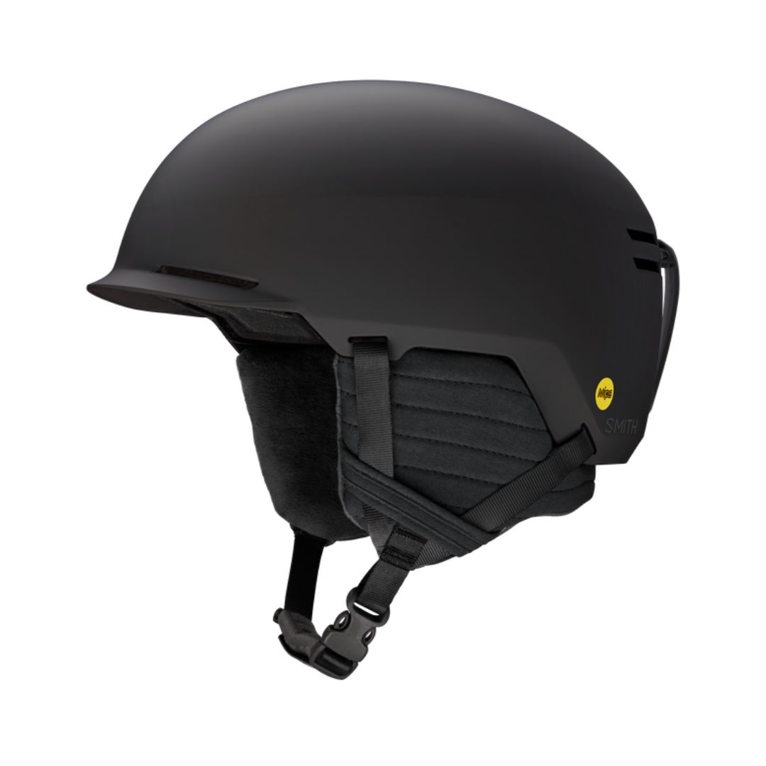 Casque de ski noir avec une finition mate et lisse. Il est doté d'un logo MIPS jaune sur le côté, d'un rembourrage d'oreille et d'une mentonnière réglable. Le design est élégant et moderne, offrant un casque de protection pour les amateurs de sports d'hiver.