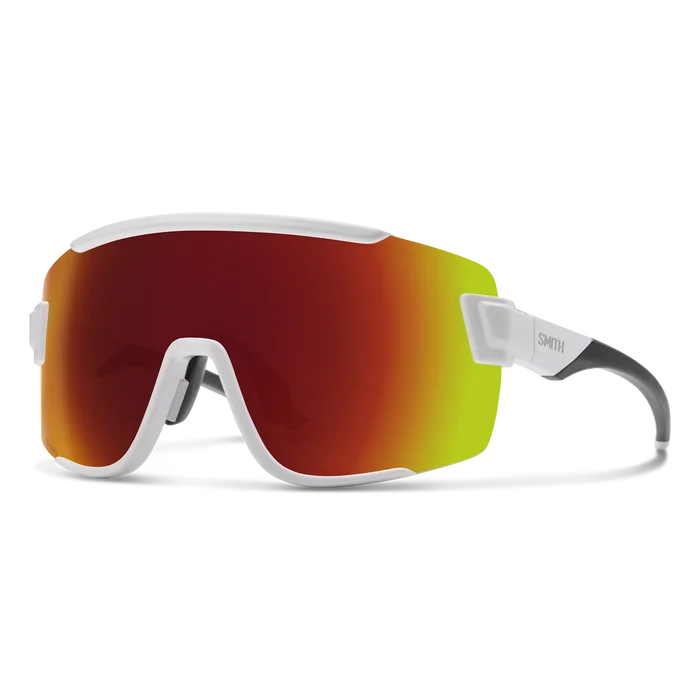 Les lunettes de soleil de cyclisme SMITH Wildcat se caractérisent par une monture blanche, des verres miroirs surdimensionnés de couleur rouge-orange et des branches noires incurvées arborant le logo « SMITH » sur la branche gauche.