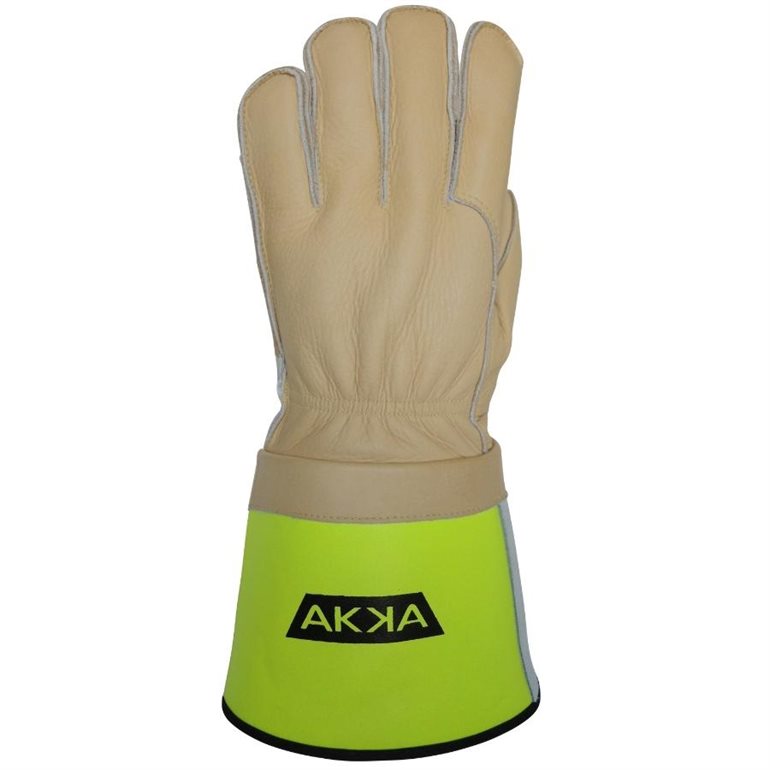 Le GANT DE MONTEUR DE LIGNE AKKA SN1685 est un gant de travail en cuir beige avec une longue manchette jaune vif et le logo "AKKA" noir et jaune sur le devant, représenté debout avec les doigts étendus.