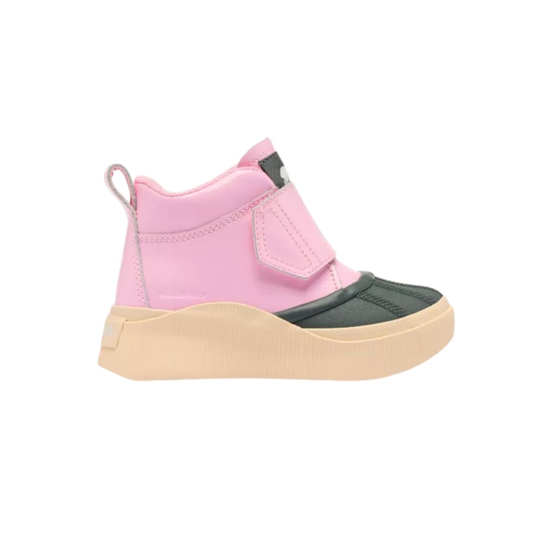 Une chaussure de sport haute pour enfants avec une tige rose clair, un embout noir, une semelle beige et une bande velcro sur le devant, vue de profil sur fond blanc.