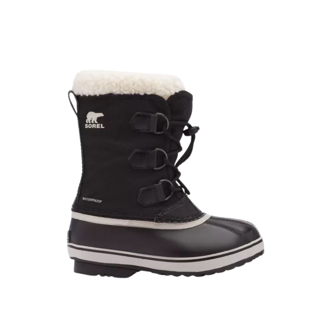 Une botte d'hiver noire avec une doublure en fausse fourrure blanche, trois boucles et une semelle en caoutchouc. La botte affiche le logo Sorel et est étiquetée comme étant imperméable.