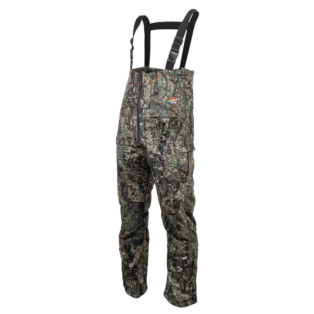 Salopette à motif camouflage avec bretelles réglables noires, multiples poches et fermeture à glissière sur le devant, conçue pour une utilisation en extérieur ou à la chasse.