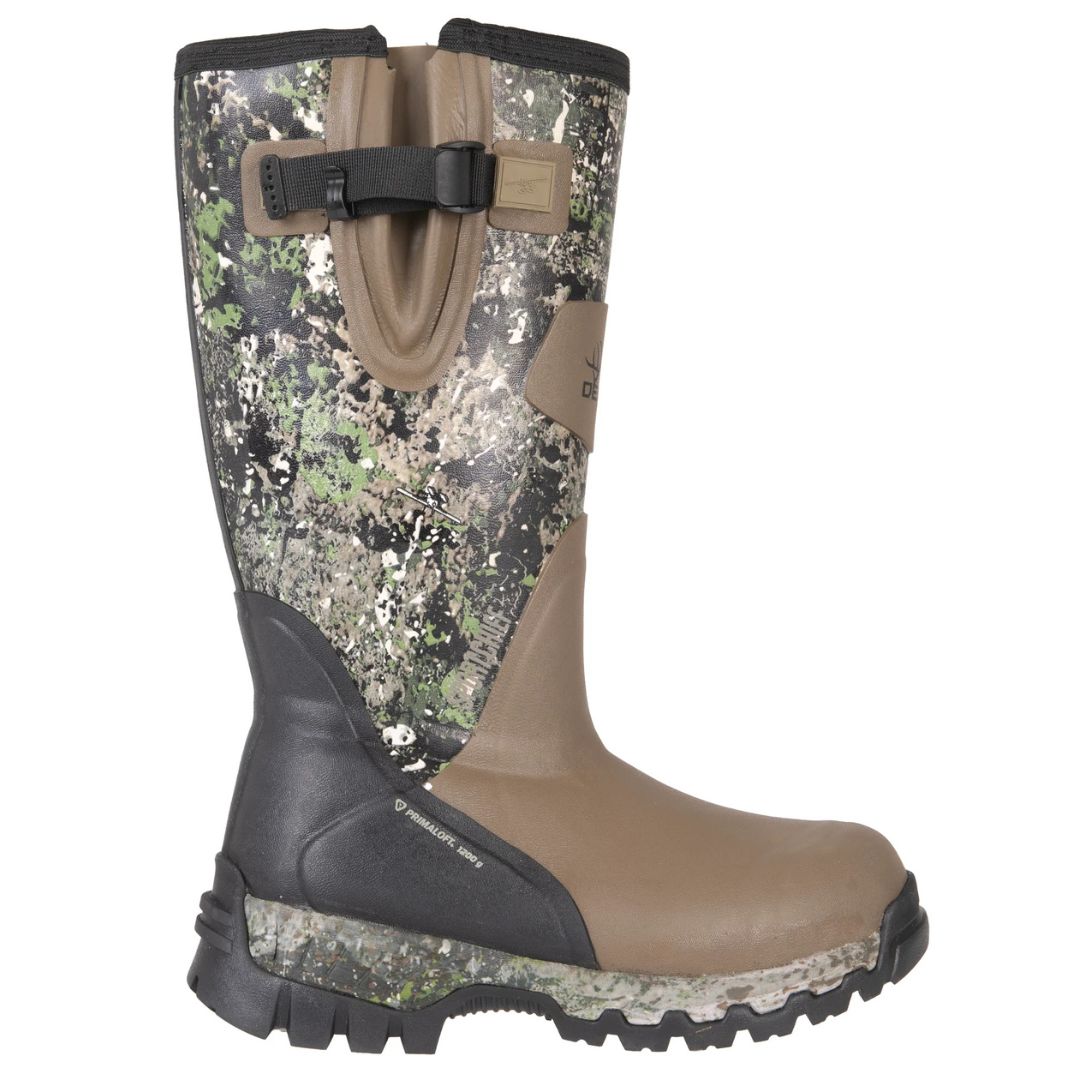 Une botte d'extérieur simple et imperméable avec une semelle robuste, un motif camouflage sur la partie supérieure, une partie inférieure marron et des zones noires au niveau du talon et des orteils. Une boucle latérale et des coutures renforcées garantissent la durabilité.