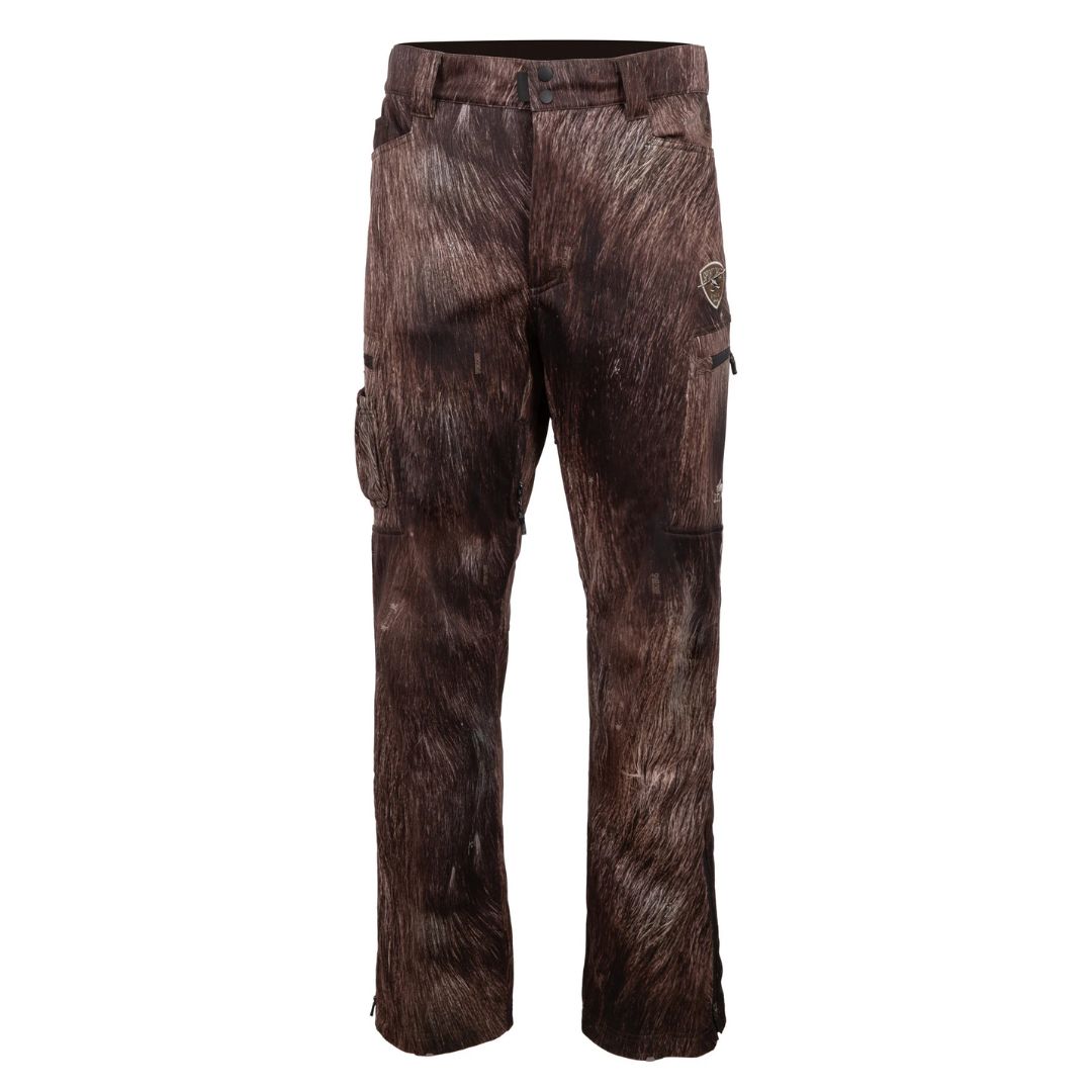 Pantalon de chasse en camouflage marron avec un motif texturé ressemblant à de la fourrure d'animal, avec des poches cargo et une fermeture à bouton à la taille, présenté sur un fond blanc.