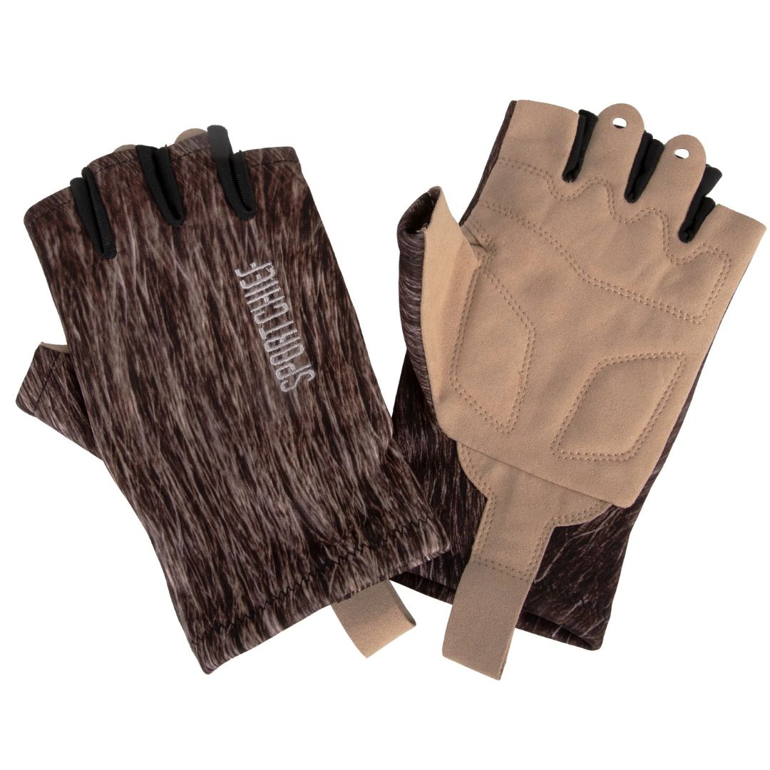 Une paire de gants sans doigts avec un motif camouflage marron et beige, des paumes rembourrées et une sangle réglable. Les gants ont des ouvertures renforcées pour les doigts et des languettes noires sur le dessus pour faciliter le retrait.