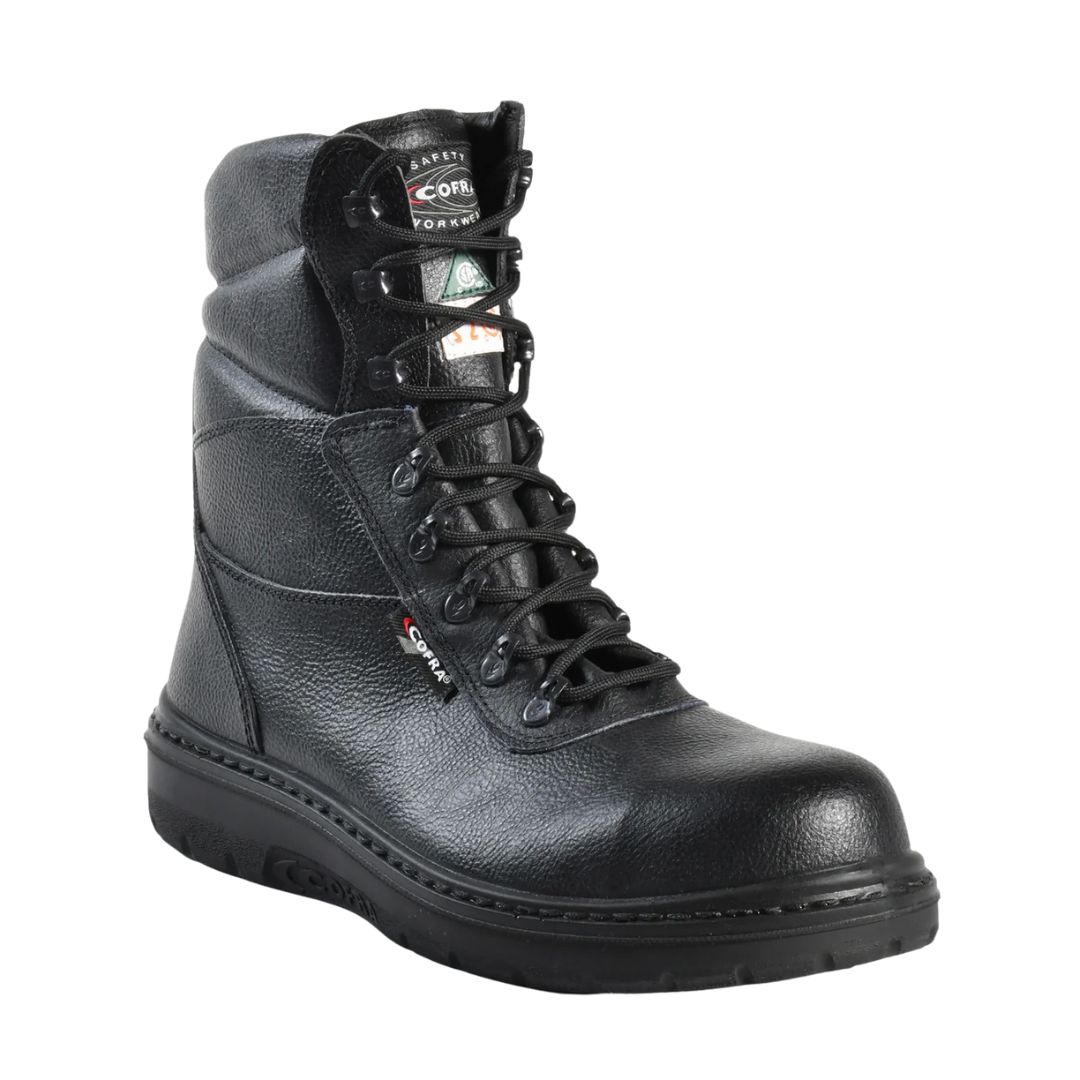 Une botte de travail en cuir noir avec une cheville haute, des lacets noirs, une surface texturée et une semelle robuste, conçue pour un usage intensif et les environnements industriels.
