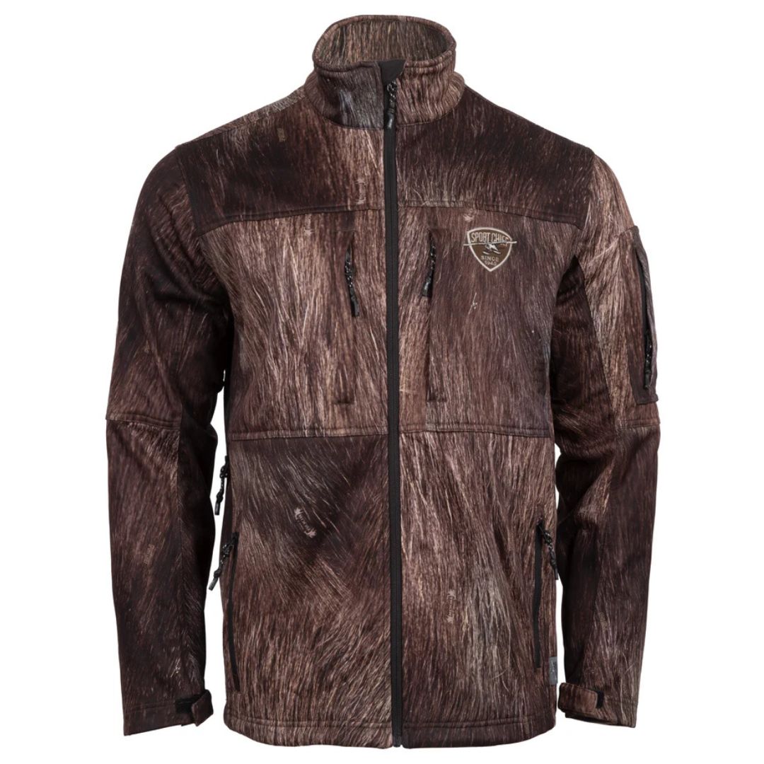 Veste zippée marron avec un motif de fourrure réaliste, dotée d'un col montant, de plusieurs poches zippées et d'un écusson en forme de bouclier brodé sur le côté gauche de la poitrine.