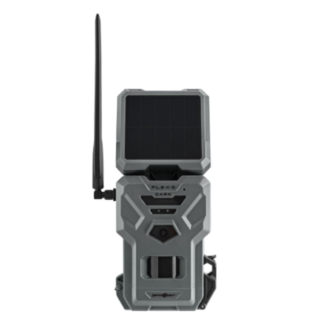Une caméra de chasse grise équipée d'un panneau solaire sur le dessus et d'une longue antenne noire sur le côté gauche, conçue pour une utilisation en extérieur. Sa conception robuste et angulaire est dotée de plusieurs capteurs à l'avant.