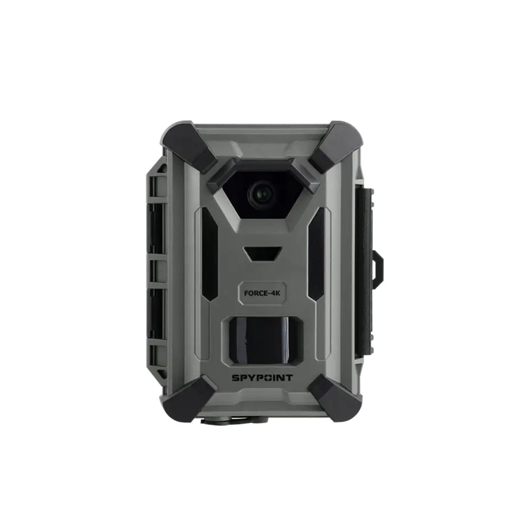 Une caméra de chasse non cellulaire SPYPOINT FORCE-4K, de couleur grise et noire, vue de face avec un objectif central et un boîtier de protection robuste.