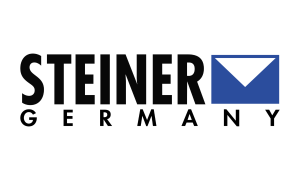 Logo comportant le texte « STEINER GERMANY » en lettres noires en gras. À droite de « STEINER », un rectangle bleu avec un triangle blanc à l'intérieur, ressemblant à une icône d'enveloppe, est affiché. Le fond est blanc.