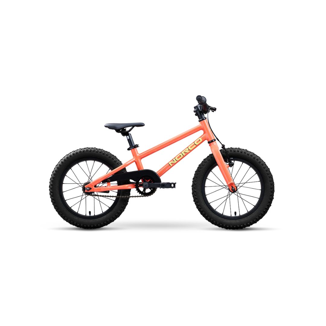 Le STORM 16 COASTER PECHE est un petit vélo d'enfant Norco orange avec des pneus, une selle et un guidon noirs, présenté de côté sur un fond blanc.