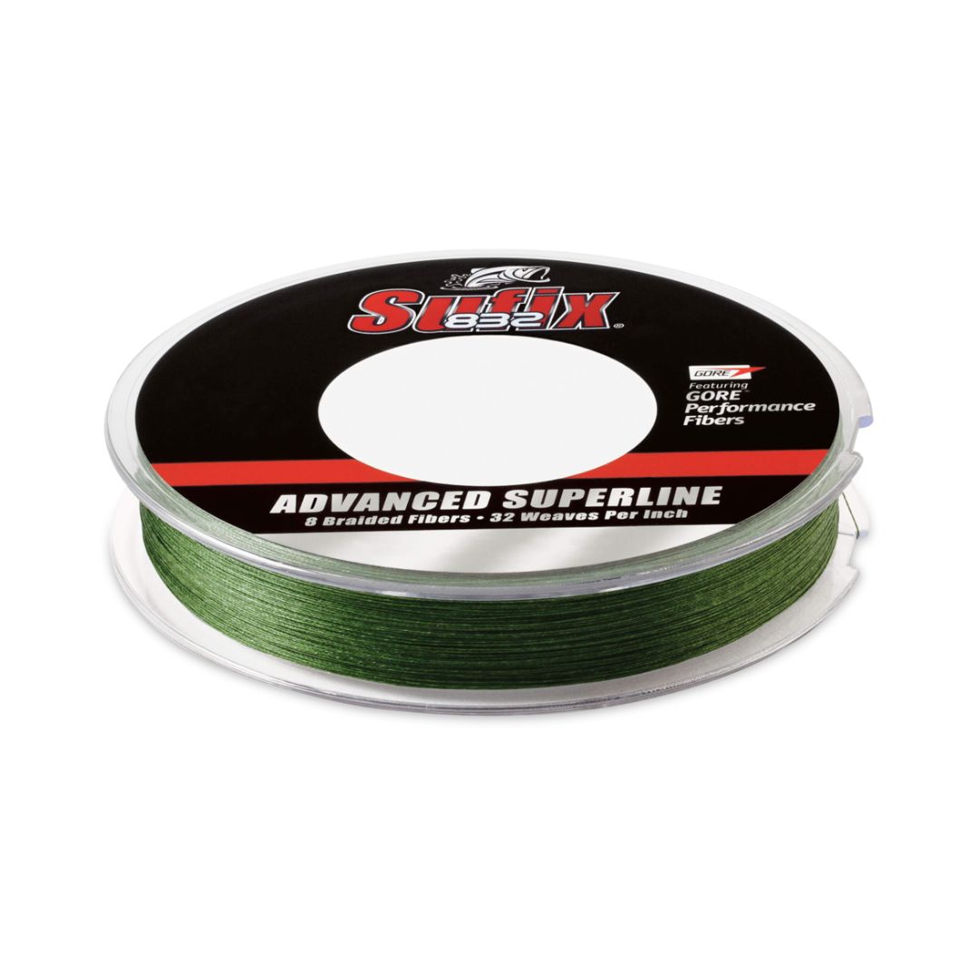 Bobine de fil de pêche Sufix 832 Advanced Superline avec tresse verte visible. L'étiquette met en valeur « Advanced Superline » et « Gore Performance Fibers » avec un design principalement noir et rouge.