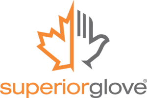 Logo Superior Glove comportant une feuille d'érable orange stylisée fusionnée avec un contour de gant gris, au-dessus du texte « superiorglove » en lettres minuscules orange et grises sur fond noir.
