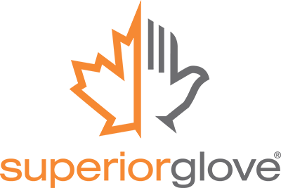 Logo Superior Glove comportant une feuille d'érable orange stylisée fusionnée avec un contour de gant gris, au-dessus du texte « superiorglove » en lettres minuscules orange et grises sur fond noir.