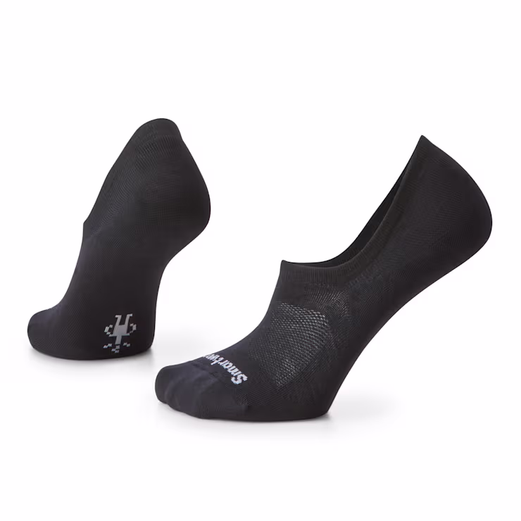 Une paire de chaussettes noires invisibles, présentées côte à côte sur un fond blanc, avec des détails de marque et d'adhérence visibles sur la semelle et les orteils.
