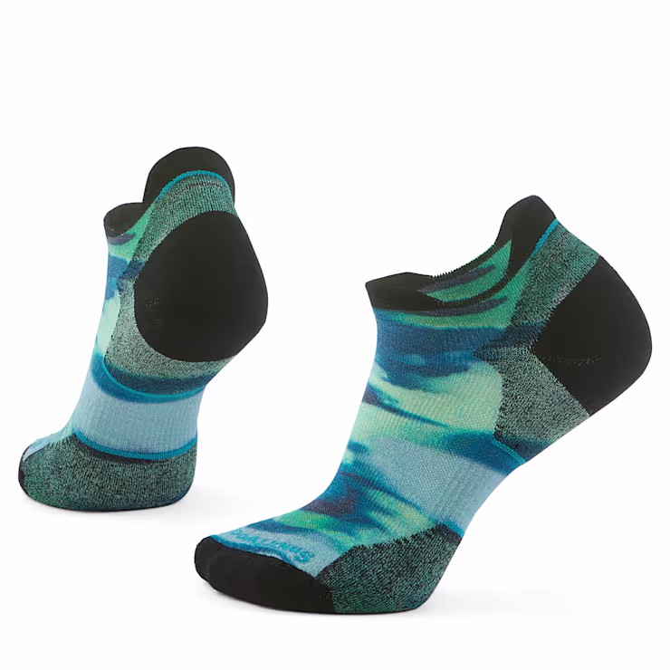 Une paire de chaussettes de sport basses avec un motif abstrait bleu, vert et noir, présentées verticalement et inclinées pour montrer à la fois l'avant et l'arrière.