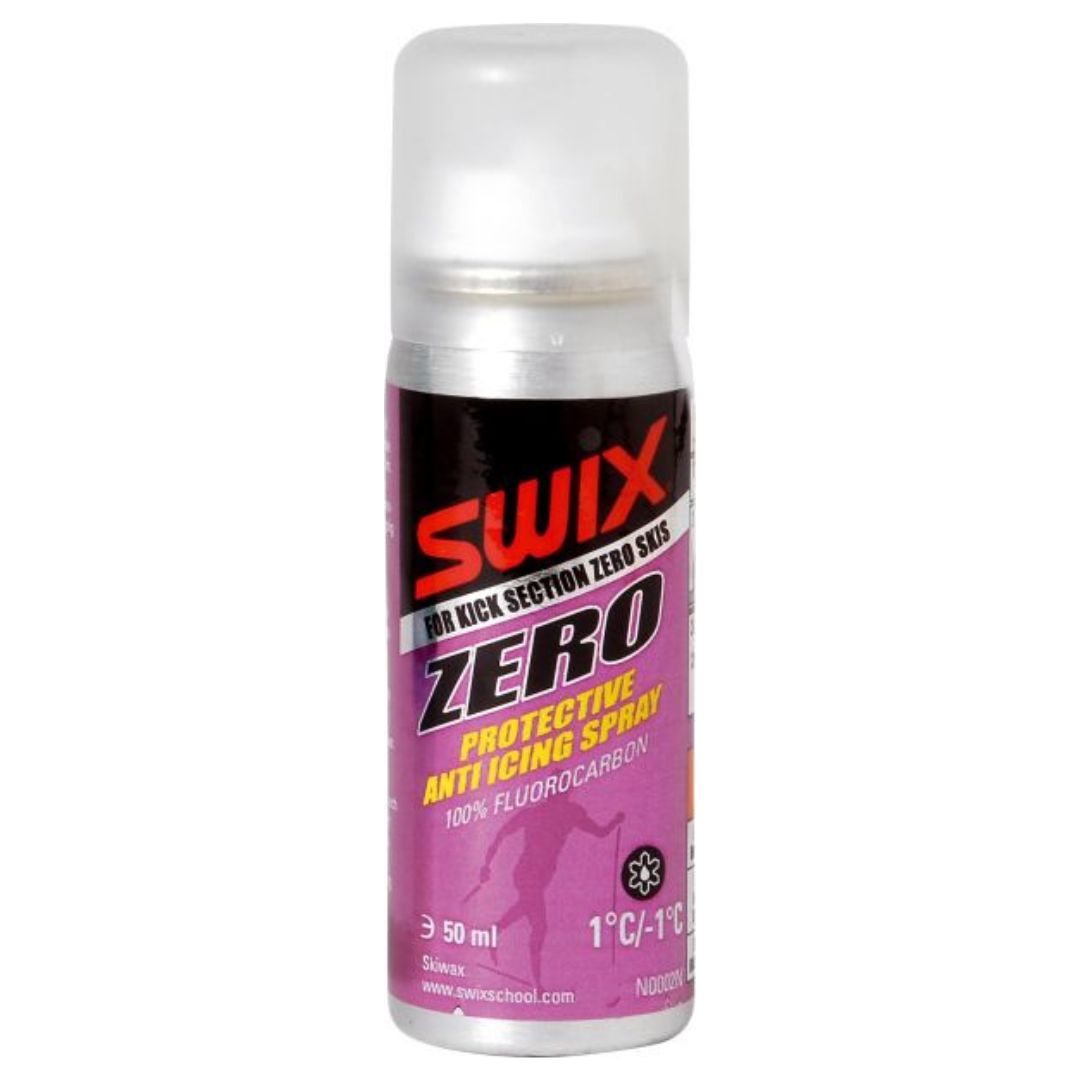 Bidon de 50ml de Swix Zero Protective Anti-Icing Spray, conçu pour les skis, avec une étiquette violette et un bouchon transparent. L'étiquette indique qu'il s'agit d'un produit 100% fluorocarbone, efficace de 1°C à -1°C.