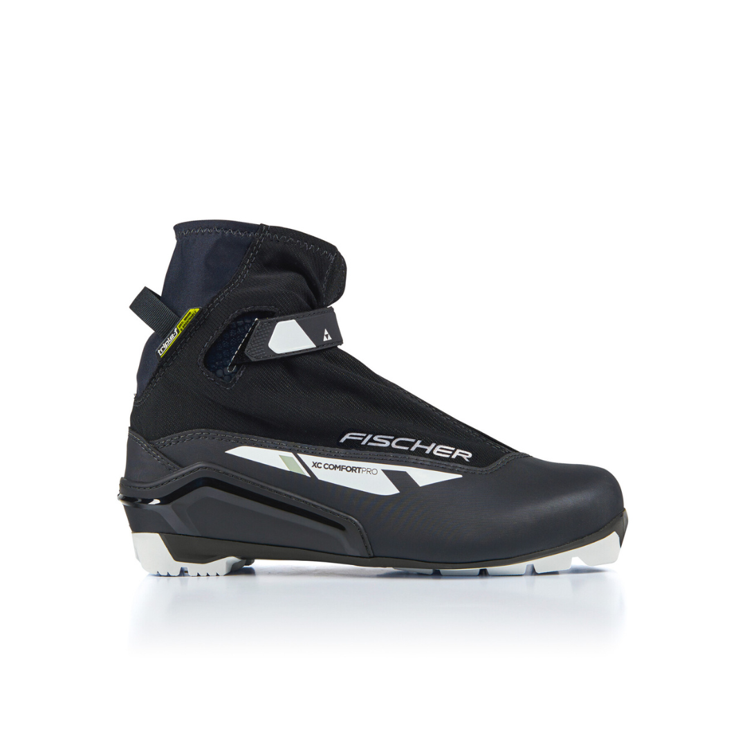 La BOTTE DE SKI DE FOND FISCHER XC COMFORT PRO est une chaussure de ski de fond noire avec des détails et un marquage blancs élégants et modernes. Elle offre un soutien élevé de la cheville et une semelle stable aux couleurs contrastées noir et blanc.