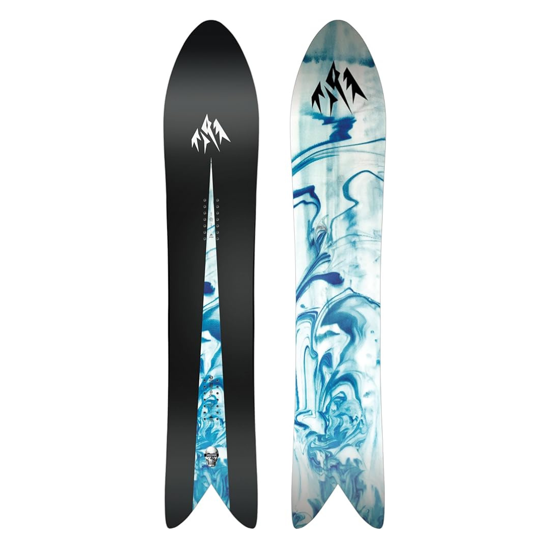 La STORM WOLF est composée d'une paire de snowboards unique : celle de gauche est noire avec des accents et un logo blancs, tandis que celle de droite présente un motif abstrait bleu et blanc avec le même logo. Les deux sont conçues avec une forme pointue et fendue.