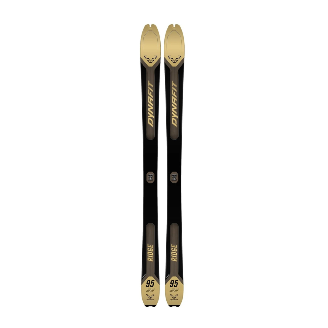 Une paire de skis Dynafit RIDGE 95 au design épuré noir et beige. « Dynafit » est en doré, « Ride 95 » en bas et un logo minimaliste. Les skis sont côte à côte sur un fond blanc.