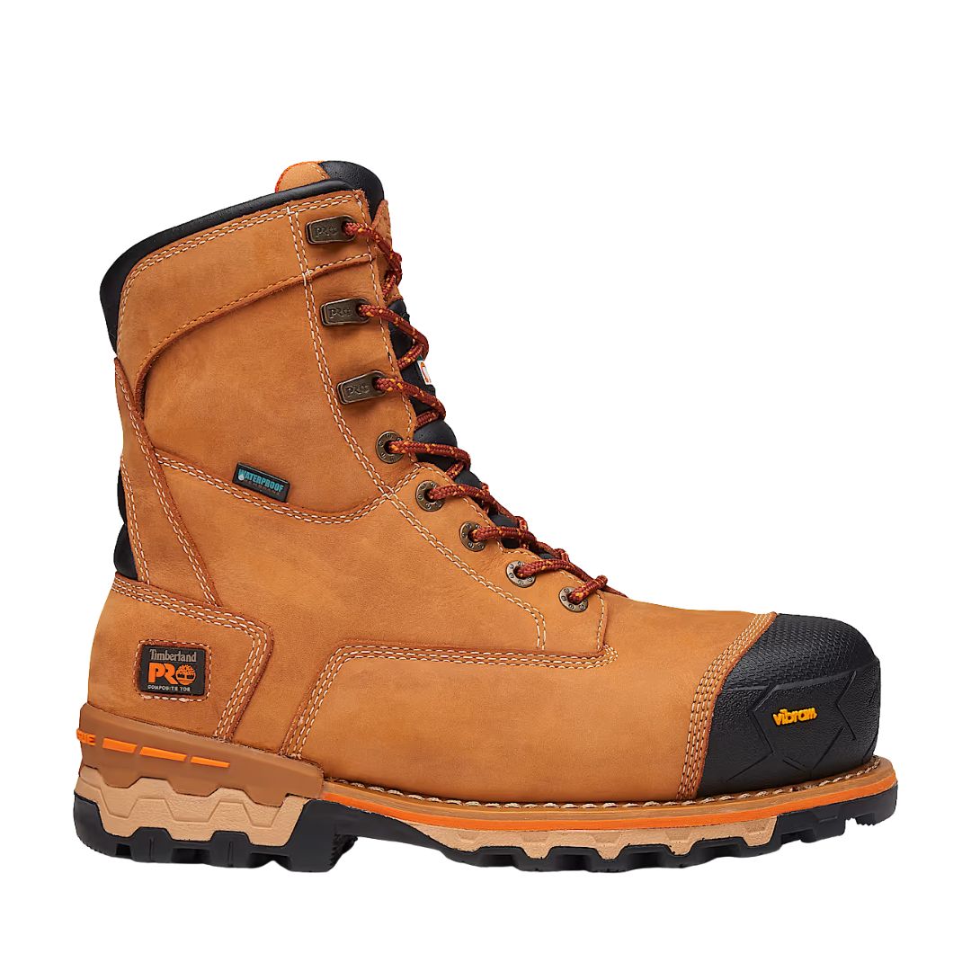 La 8 IN BONDOCK CT WP FP INS CSA 200G est une botte de travail en cuir fauve avec des accents noirs et orange, une semelle robuste, un bout renforcé, des lacets marron, des coutures visibles et des patchs de marque sur le talon et la semelle.