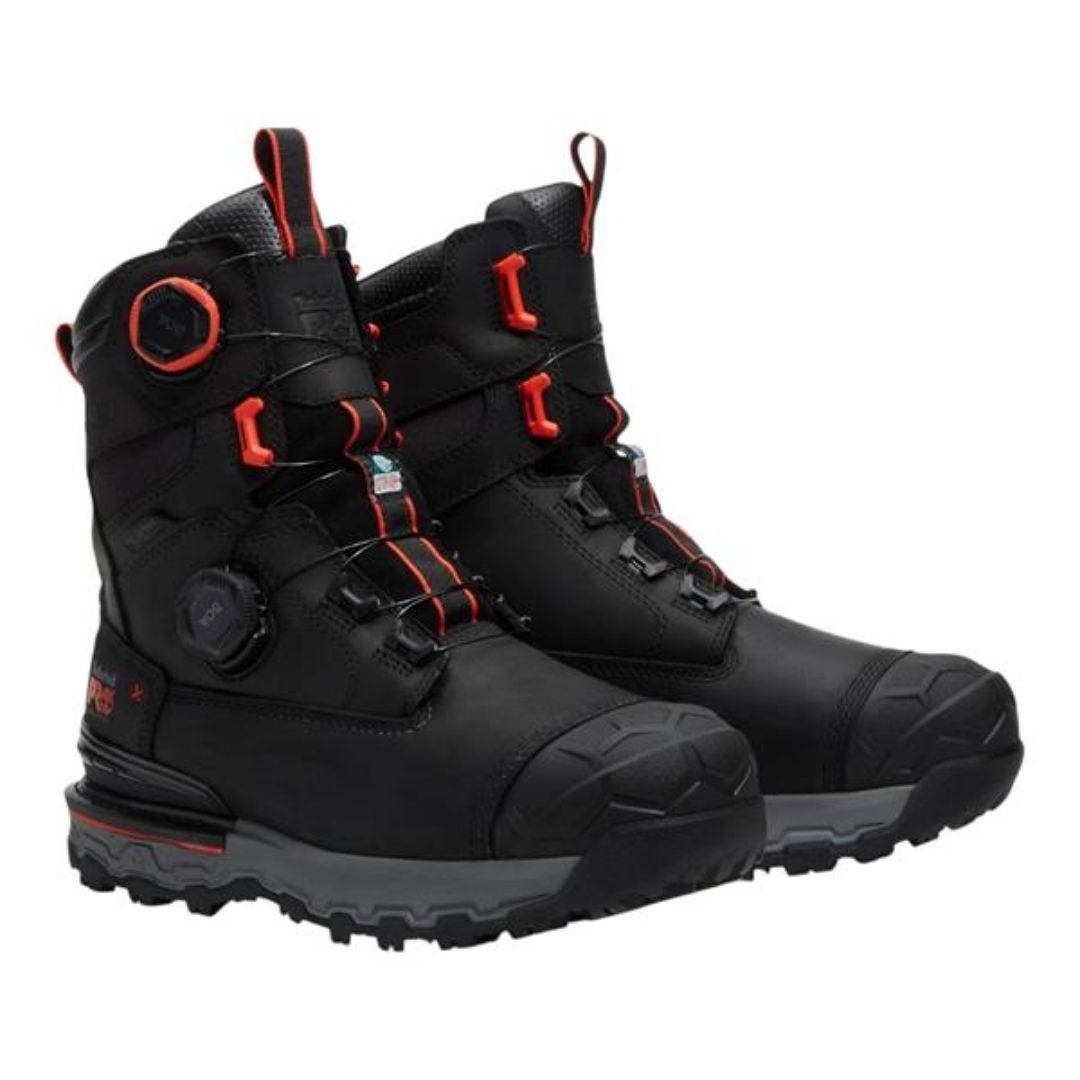 Une paire de bottes d'hiver noires BOTTE DE TRAVAIL TIMBERLAND PRO BOONDOCK ULTRALIGHT 8″ BOA CT FP WP ESR, ornées de touches de couleur orange, dotées de semelles robustes et de lacets épais, spécialement conçues pour une utilisation en extérieur ou par temps froid.
