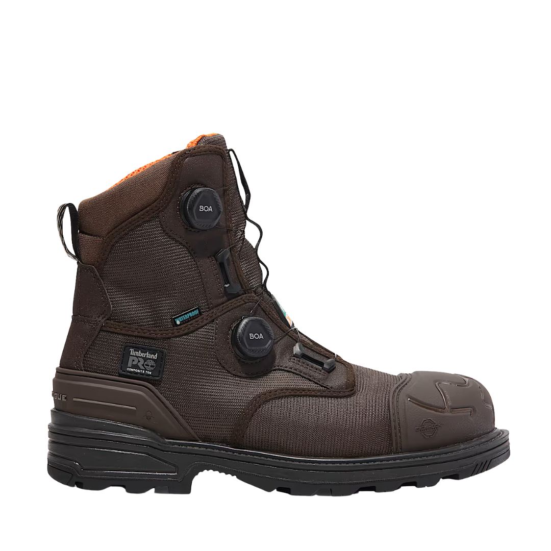 La BOTTE DE SÉCURITÉ TIMBERLAND PRO 8" MAGNITUDE BOA CT WP FP CSA est une botte de travail robuste de couleur marron avec une cheville haute, une semelle noire, une doublure intérieure orange et un système de laçage à cadran BOA, présentée de profil sur fond blanc.