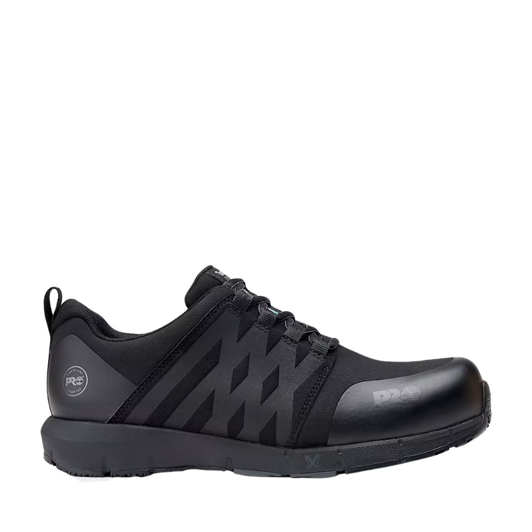 Une chaussure de travail athlétique basse noire avec une semelle antidérapante, une fermeture à lacets et un design géométrique subtil sur le côté, affichée sur un fond blanc.
