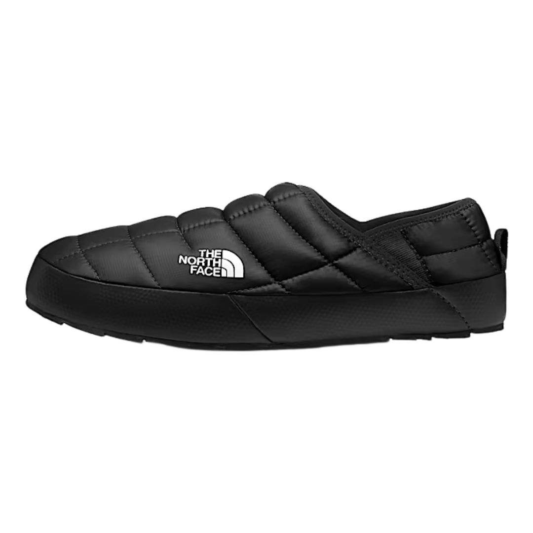 La chaussure The North Face Thermoball Traction Mule V pour homme est une chaussure matelassée noire à enfiler avec une semelle épaisse et un logo The North Face blanc sur le côté.
