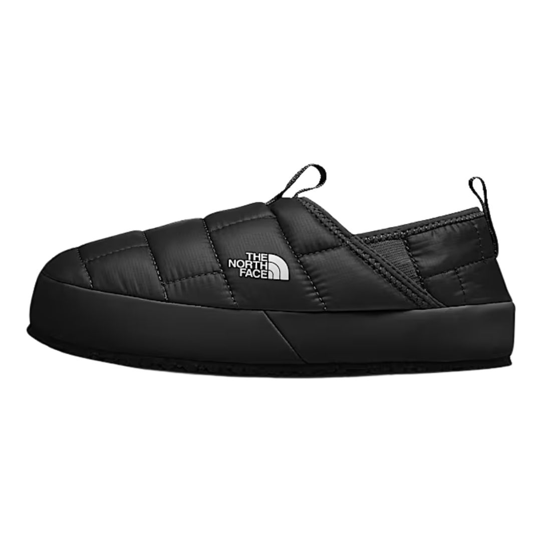 La FAR NF MULE THERMOBALL II est une chaussure à enfiler noire avec un matériau matelassé et rembourré, le logo "The North Face" sur le côté, un profil bas et des languettes de serrage sur la languette et le talon.