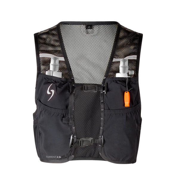 Un gilet de course noir avec des panneaux en maille et plusieurs poches avant, contenant deux bouteilles d'eau et un sifflet orange, conçu pour transporter de l'eau et du matériel lors d'activités de plein air.