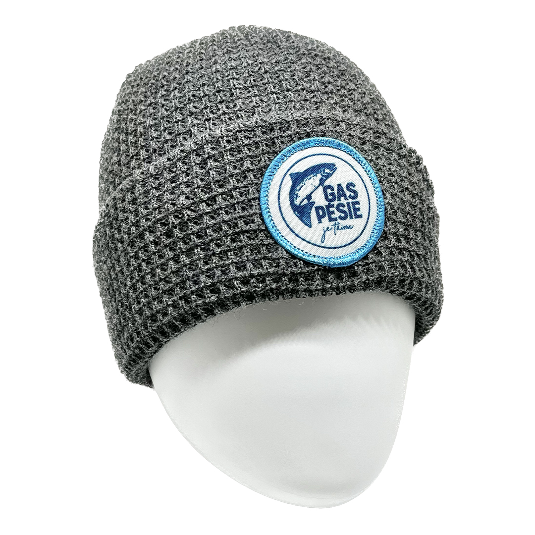 TUQUE GAUFRÉE GASPÉSIE JE T'AIME LOGO SAUMON UNISEXE ADULTE COULEUR H.MED GREY vue de la tuque grise chinée avec écusson saumon cousu sur le revers au devant