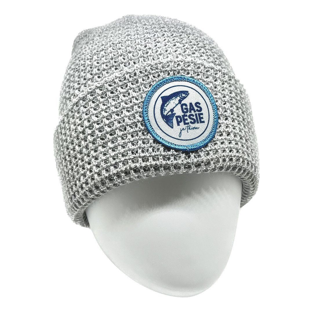 TUQUE GAUFRÉE GASPÉSIE JE T'AIME LOGO SAUMON UNISEXE ADULTE COULEUR GREY 119 vue de la tuque grise chinée pale avec écusson saumon cousu sur le revers au devant