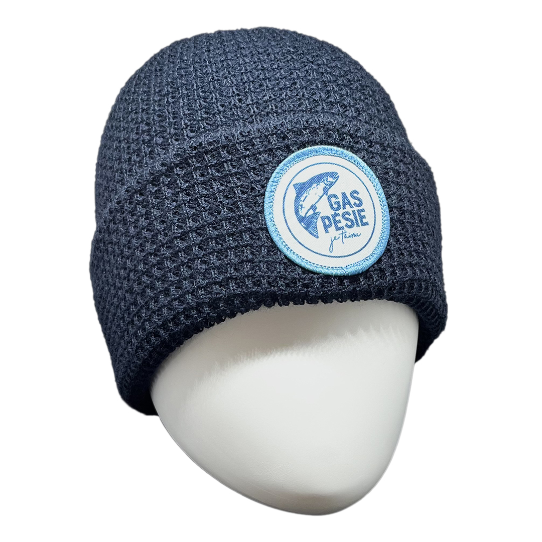 TUQUE GAUFRÉE GASPÉSIE JE T'AIME LOGO SAUMON UNISEXE ADULTE COULEUR NAVY vue de la tuque couleur bleu marine avec écusson saumon cousu sur le revers au devant