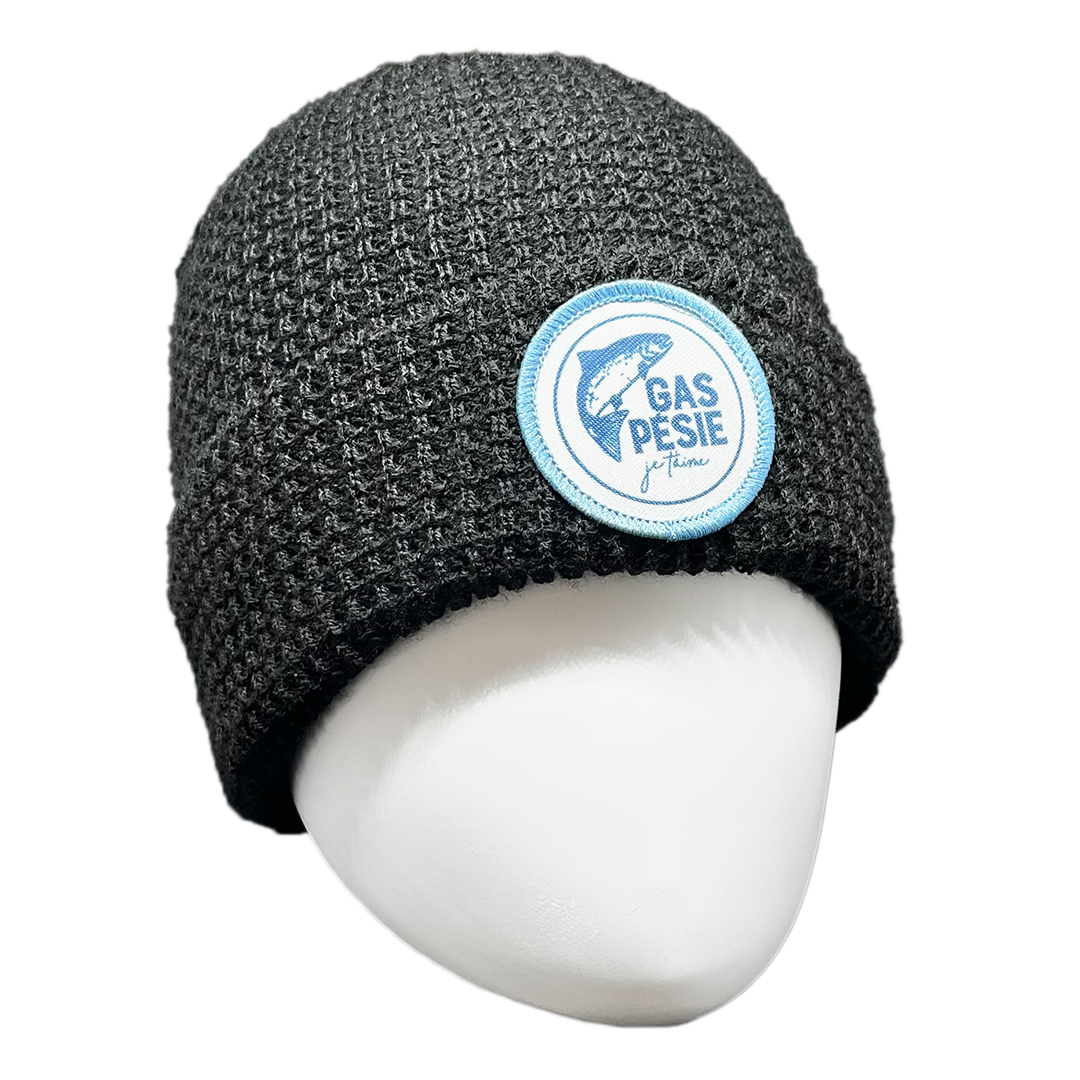 TUQUE GAUFRÉE GASPÉSIE JE T'AIME LOGO SAUMON UNISEXE ADULTE COULEUR BLACK vue de la tuque noire avec écusson saumon cousu sur le revers au devant