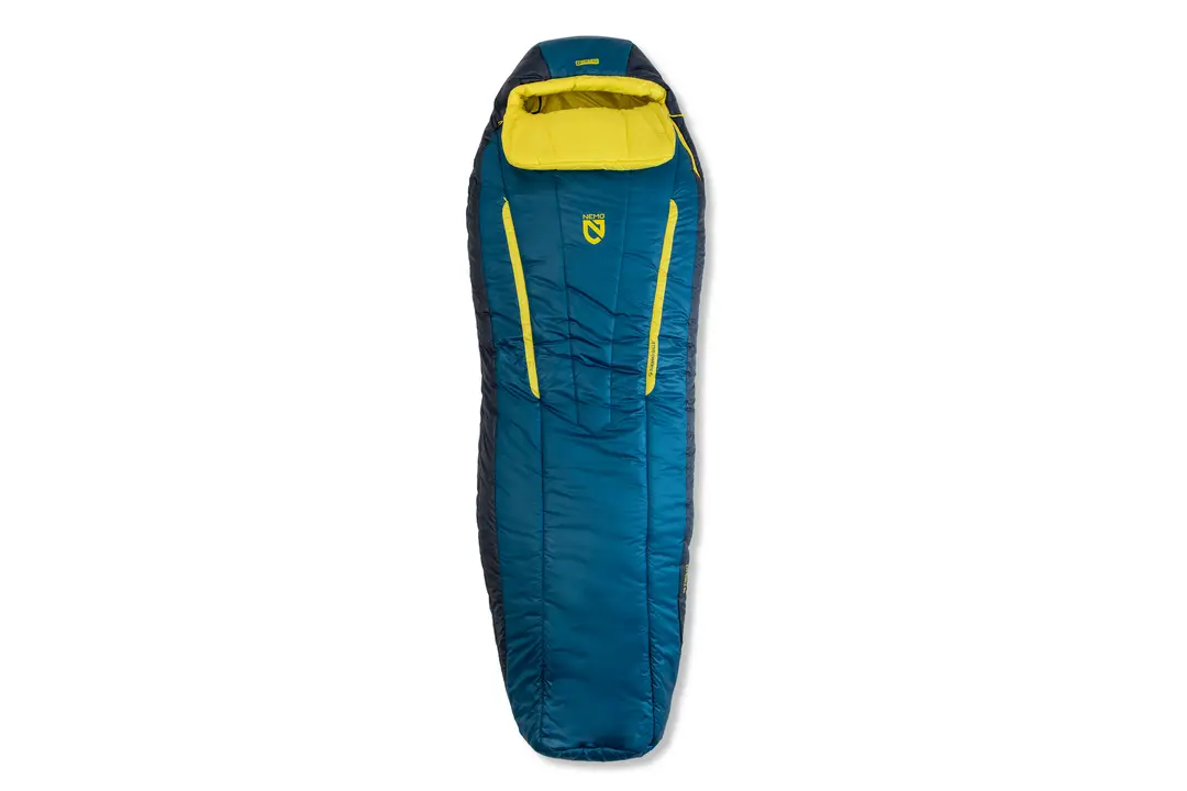 Un sac de couchage bleu de style momie avec des accents de fermeture éclair jaune et une doublure intérieure jaune, présenté sur un fond blanc.