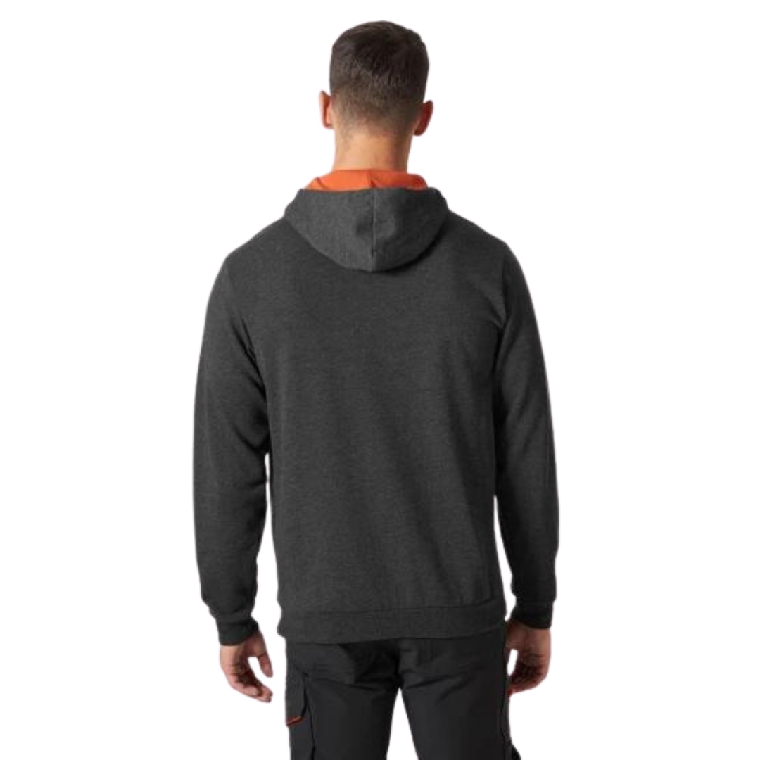 CHANDAIL DE TRAVAIL À CAPUCHON HELLY HANSEN WORKWEAR CLASSIC LOGO POUR HOMME couleur black melange vu du chandail noir chiné à détails orange porté par un homme vu de la tête aux cuisses de dos
