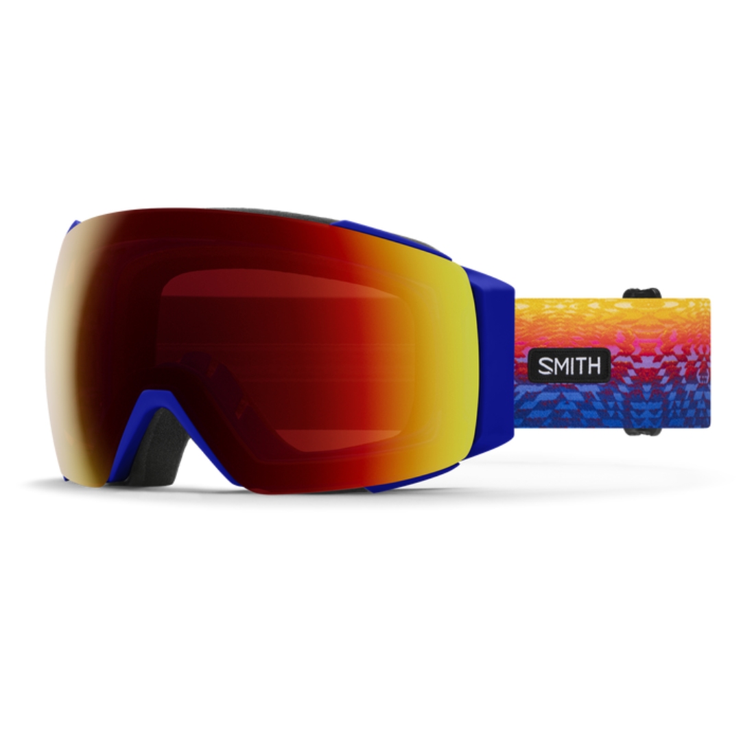 LUNETTE DE SKI ALPIN SMITH OPTICS I/O MAG POUR ADULTE couleur ARTIST SERIES | JUSTIN LOVATO/CHROMAPOP SUN RED MIRROR VUE DE LA LUNETTE BLEUE AVEC BANDE ÉLASTIQUE BLEUE, ROUGE ET JAUNE ET LENTILLE ROUGE DÉGRADÉE JAUNE DE PROFIL AVANT GAUCHE